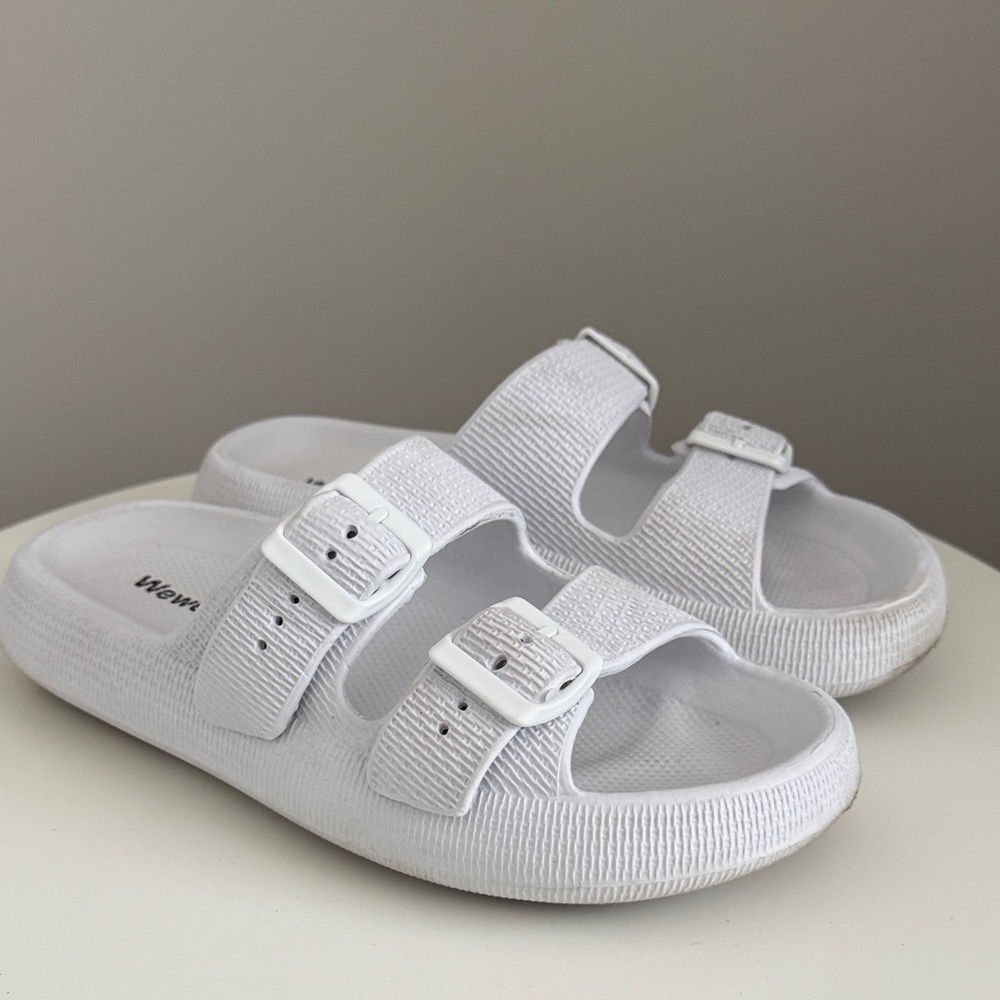Weweya White Pillow Sandals Slippers Sz 8-9 Women’s
